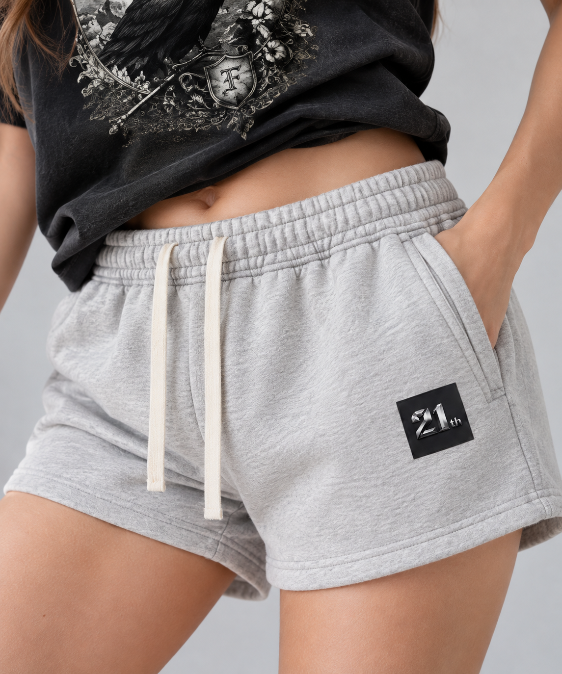 Graue Damen-Fleece-Sweatshorts mit Blumenmuster — lockere Passform mit Kordelzug