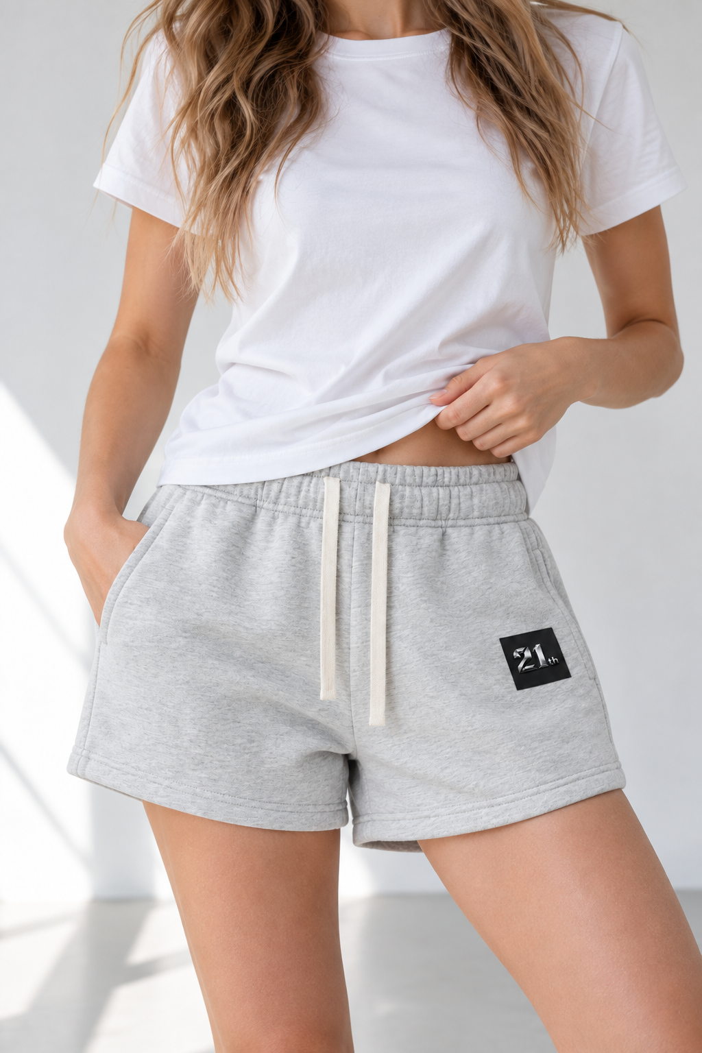 Graue Damen-Fleece-Sweatshorts mit Blumenmuster — lockere Passform mit Kordelzug