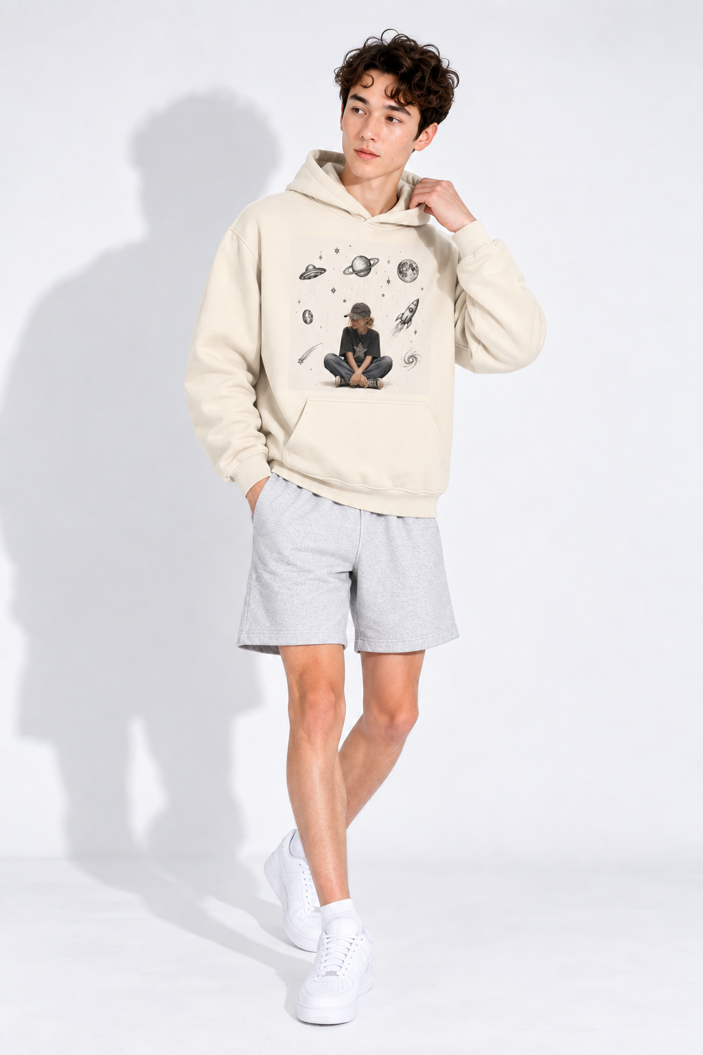 Sweat à capuche coupe carrée crème et abricot — Sport rétro, silhouette moderne