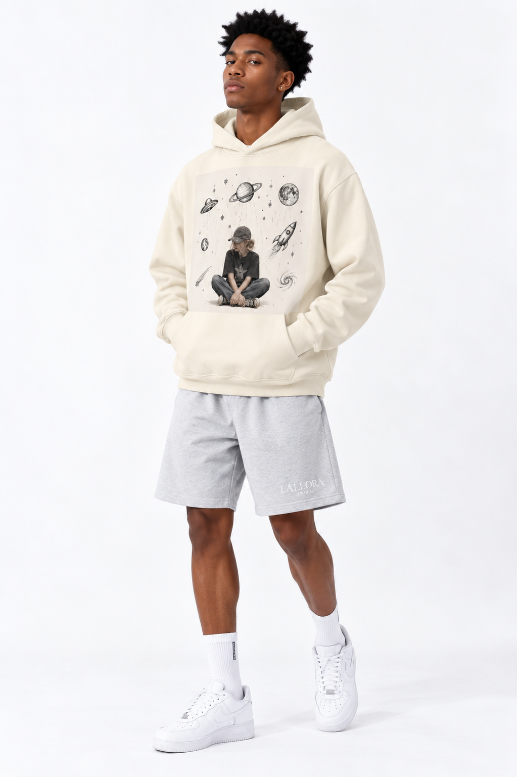 Sweat à capuche coupe carrée crème et abricot — Sport rétro, silhouette moderne