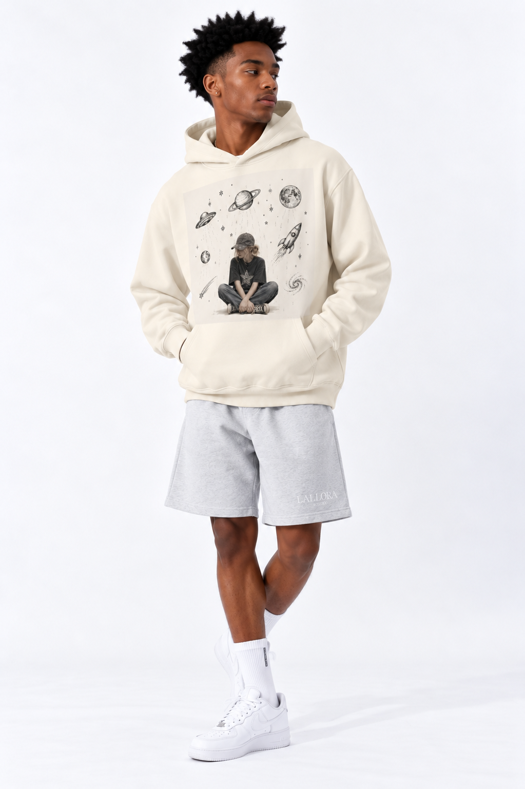 Sweat à capuche coupe carrée crème et abricot — Sport rétro, silhouette moderne