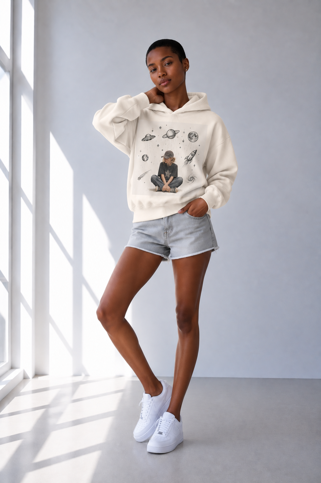 Sweat à capuche coupe carrée crème et abricot — Sport rétro, silhouette moderne